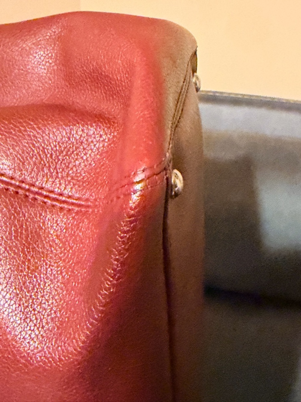 CHANEL Executive Cerf Leather Tote with CC Emblem - Picture 5 of 17